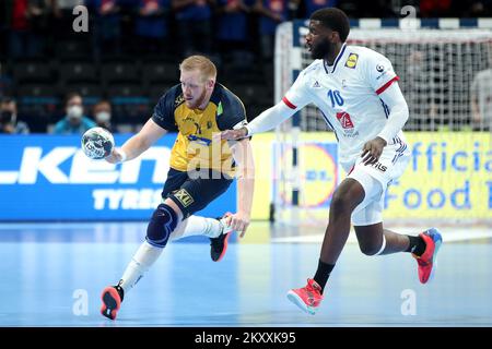 Jim Gottfridsson von Schweden in Aktion beim Halbfinale der Herren EHF EURO 2022 zwischen Frankreich und Schweden auf der MVM Dome am 28. Januar 2022 in Budapest, Ungarn. Foto: Sanjin Strukic/PIXSELL Stockfoto