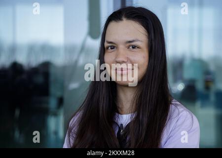 Tennisspielerin Petra Marcinko ist am 30. Januar 2022 am Flughafen in Zagreb, Kroatien, zu sehen. Die junge Tennisspielerin Petra Marcinko, die beim ersten Grand-Slam-Turnier dieser Saison den Juniortitel gewann, ist zu den Australian Open zurückgekehrt. Sie wurde am Flughafen von Familie und Freunden begrüßt. Foto: Davor Puklavec/PIXSELL Stockfoto