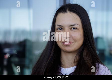 Tennisspielerin Petra Marcinko ist am 30. Januar 2022 am Flughafen in Zagreb, Kroatien, zu sehen. Die junge Tennisspielerin Petra Marcinko, die beim ersten Grand-Slam-Turnier dieser Saison den Juniortitel gewann, ist zu den Australian Open zurückgekehrt. Sie wurde am Flughafen von Familie und Freunden begrüßt. Foto: Davor Puklavec/PIXSELL Stockfoto