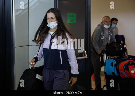 Tennisspielerin Petra Marcinko ist am 30. Januar 2022 am Flughafen in Zagreb, Kroatien, zu sehen. Die junge Tennisspielerin Petra Marcinko, die beim ersten Grand-Slam-Turnier dieser Saison den Juniortitel gewann, ist zu den Australian Open zurückgekehrt. Sie wurde am Flughafen von Familie und Freunden begrüßt. Foto: Davor Puklavec/PIXSELL Stockfoto