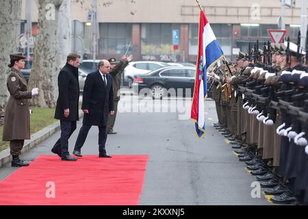 Der kroatische Verteidigungsminister Mario Banozic begrüßte den Verteidigungsminister des Vereinigten Königreichs Großbritannien und Nordirland Ben Wallace vor dem Verteidigungsministerium in Zagreb, Kroatien, am 01. Februar 2022. Wallace befindet sich aufgrund brennender Spannungen an der ukrainischen Grenze auf einem Arbeitsbesuch in Kroatien, wo es nach westlichen Quellen etwa 100.000 russische Soldaten und einen Haufen militärischer Ausrüstung gibt. Foto: Goran Stanzl/PIXSELL Stockfoto