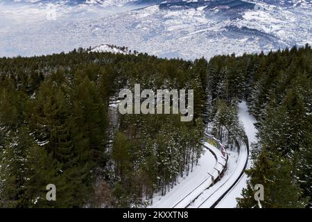 Luftfoto der Bobbahn auf dem Trebevic-Berg in Sarajevo, Bosnien und Herzegowina, am 9. Februar 2022. Als Sarajevo die Olympischen Winterspiele 1984 im Jahr 1977 erhielt, wurde ein Bobschlitten- und Rodelbahn vorgeschlagen. Die Konstruktion der Raupenketten wurde 1981 genehmigt, und der Bau begann am 1. Juni dieses Jahres. Die Montage der Kette wurde am 30. September 1982 abgeschlossen. Die Gleise wurden durch die Belagerung von Sarajewo vom 5. April 1992 bis zum 29. Februar 1996 während des bosnischen Krieges beschädigt. Während der Belagerung wurde die Strecke von bosnischen serbischen Streitkräften als Artillerieposition genutzt. Foto: Armin Durgut/PIXSELL Stockfoto