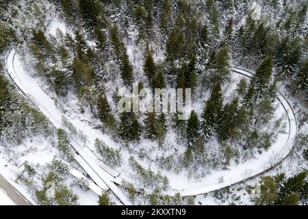 Luftfoto der Bobbahn auf dem Trebevic-Berg in Sarajevo, Bosnien und Herzegowina, am 9. Februar 2022. Als Sarajevo die Olympischen Winterspiele 1984 im Jahr 1977 erhielt, wurde ein Bobschlitten- und Rodelbahn vorgeschlagen. Die Konstruktion der Raupenketten wurde 1981 genehmigt, und der Bau begann am 1. Juni dieses Jahres. Die Montage der Kette wurde am 30. September 1982 abgeschlossen. Die Gleise wurden durch die Belagerung von Sarajewo vom 5. April 1992 bis zum 29. Februar 1996 während des bosnischen Krieges beschädigt. Während der Belagerung wurde die Strecke von bosnischen serbischen Streitkräften als Artillerieposition genutzt. Foto: Armin Durgut/PIXSELL Stockfoto