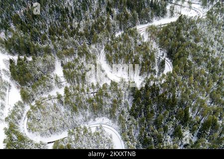 Luftfoto der Bobbahn auf dem Trebevic-Berg in Sarajevo, Bosnien und Herzegowina, am 9. Februar 2022. Als Sarajevo die Olympischen Winterspiele 1984 im Jahr 1977 erhielt, wurde ein Bobschlitten- und Rodelbahn vorgeschlagen. Die Konstruktion der Raupenketten wurde 1981 genehmigt, und der Bau begann am 1. Juni dieses Jahres. Die Montage der Kette wurde am 30. September 1982 abgeschlossen. Die Gleise wurden durch die Belagerung von Sarajewo vom 5. April 1992 bis zum 29. Februar 1996 während des bosnischen Krieges beschädigt. Während der Belagerung wurde die Strecke von bosnischen serbischen Streitkräften als Artillerieposition genutzt. Foto: Armin Durgut/PIXSELL Stockfoto