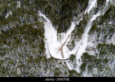 Luftfoto der Bobbahn auf dem Trebevic-Berg in Sarajevo, Bosnien und Herzegowina, am 9. Februar 2022. Als Sarajevo die Olympischen Winterspiele 1984 im Jahr 1977 erhielt, wurde ein Bobschlitten- und Rodelbahn vorgeschlagen. Die Konstruktion der Raupenketten wurde 1981 genehmigt, und der Bau begann am 1. Juni dieses Jahres. Die Montage der Kette wurde am 30. September 1982 abgeschlossen. Die Gleise wurden durch die Belagerung von Sarajewo vom 5. April 1992 bis zum 29. Februar 1996 während des bosnischen Krieges beschädigt. Während der Belagerung wurde die Strecke von bosnischen serbischen Streitkräften als Artillerieposition genutzt. Foto: Armin Durgut/PIXSELL Stockfoto