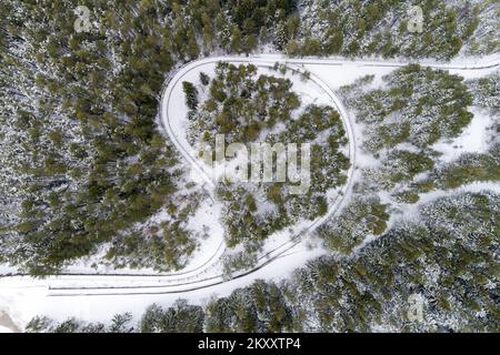 Luftfoto der Bobbahn auf dem Trebevic-Berg in Sarajevo, Bosnien und Herzegowina, am 9. Februar 2022. Als Sarajevo die Olympischen Winterspiele 1984 im Jahr 1977 erhielt, wurde ein Bobschlitten- und Rodelbahn vorgeschlagen. Die Konstruktion der Raupenketten wurde 1981 genehmigt, und der Bau begann am 1. Juni dieses Jahres. Die Montage der Kette wurde am 30. September 1982 abgeschlossen. Die Gleise wurden durch die Belagerung von Sarajewo vom 5. April 1992 bis zum 29. Februar 1996 während des bosnischen Krieges beschädigt. Während der Belagerung wurde die Strecke von bosnischen serbischen Streitkräften als Artillerieposition genutzt. Foto: Armin Durgut/PIXSELL Stockfoto