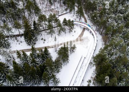 Luftfoto der Bobbahn auf dem Trebevic-Berg in Sarajevo, Bosnien und Herzegowina, am 9. Februar 2022. Als Sarajevo die Olympischen Winterspiele 1984 im Jahr 1977 erhielt, wurde ein Bobschlitten- und Rodelbahn vorgeschlagen. Die Konstruktion der Raupenketten wurde 1981 genehmigt, und der Bau begann am 1. Juni dieses Jahres. Die Montage der Kette wurde am 30. September 1982 abgeschlossen. Die Gleise wurden durch die Belagerung von Sarajewo vom 5. April 1992 bis zum 29. Februar 1996 während des bosnischen Krieges beschädigt. Während der Belagerung wurde die Strecke von bosnischen serbischen Streitkräften als Artillerieposition genutzt. Foto: Armin Durgut/PIXSELL Stockfoto