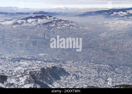 Luftaufnahme der Stadt Sarajevo, eine der am stärksten verschmutzten Städte der Welt in Sarajevo, Bosnien und Herzegowina, am 09. Februar 2022. Foto: Armin Durgut/PIXSELL Stockfoto