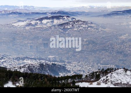 Luftaufnahme der Stadt Sarajevo, eine der am stärksten verschmutzten Städte der Welt in Sarajevo, Bosnien und Herzegowina, am 09. Februar 2022. Foto: Armin Durgut/PIXSELL Stockfoto