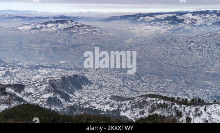 Luftaufnahme der Stadt Sarajevo, eine der am stärksten verschmutzten Städte der Welt in Sarajevo, Bosnien und Herzegowina, am 09. Februar 2022. Foto: Armin Durgut/PIXSELL Stockfoto