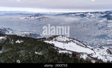 Luftaufnahme der Stadt Sarajevo, eine der am stärksten verschmutzten Städte der Welt in Sarajevo, Bosnien und Herzegowina, am 09. Februar 2022. Foto: Armin Durgut/PIXSELL Stockfoto