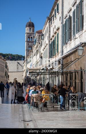 Menschen, die am 10. Februar 2022 an einem wunderschönen sonnigen Tag auf der Hauptstraße Stradun in Dubrovnik, Kroatien, gesehen wurden. Foto: Grgo Jelavic/PIXSELL Stockfoto