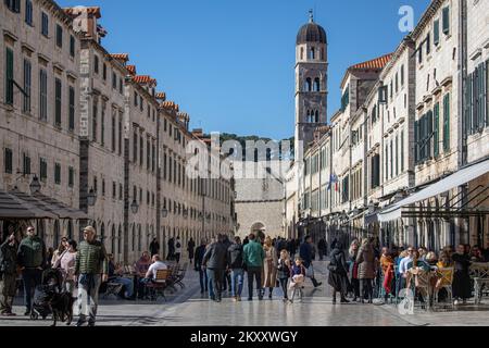 Menschen, die am 10. Februar 2022 an einem wunderschönen sonnigen Tag auf der Hauptstraße Stradun in Dubrovnik, Kroatien, gesehen wurden. Foto: Grgo Jelavic/PIXSELL Stockfoto