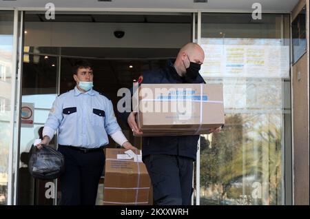 Feuerwehrleute übernehmen Antigen-Schnelltests in Sibenik, Kroatien am 10. Februar 2022. Die Verteilung von Antigentests bei COVID-19 an Schulen im Bezirk Sibenik-Knin hat begonnen. Das Ministerium für Wissenschaft und Bildung bereitet die Durchführung von Selbsttestmaßnahmen für Studenten vor. Die Tests werden auf freiwilliger Basis durchgeführt, werden von Eltern oder Erziehungsberechtigten der Schüler am Montag vor dem Unterricht durchgeführt, und ihr Hauptziel ist die Abschaffung des Maßes der Selbstisolation für alle Schüler mit negativen Ergebnissen. Der Gedanke ist, dass nur die Schüler, die die schnelle Te positiv finden Stockfoto