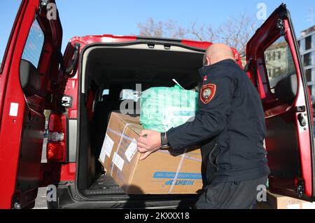 Feuerwehrleute übernehmen Antigen-Schnelltests in Sibenik, Kroatien am 10. Februar 2022. Die Verteilung von Antigentests bei COVID-19 an Schulen im Bezirk Sibenik-Knin hat begonnen. Das Ministerium für Wissenschaft und Bildung bereitet die Durchführung von Selbsttestmaßnahmen für Studenten vor. Die Tests werden auf freiwilliger Basis durchgeführt, werden von Eltern oder Erziehungsberechtigten der Schüler am Montag vor dem Unterricht durchgeführt, und ihr Hauptziel ist die Abschaffung des Maßes der Selbstisolation für alle Schüler mit negativen Ergebnissen. Der Gedanke ist, dass nur die Schüler, die die schnelle Te positiv finden Stockfoto