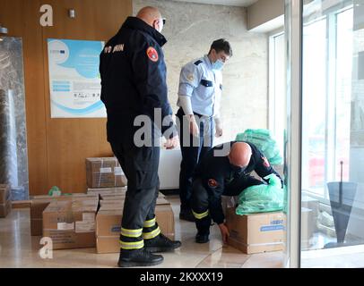 Feuerwehrleute übernehmen Antigen-Schnelltests in Sibenik, Kroatien am 10. Februar 2022. Die Verteilung von Antigentests bei COVID-19 an Schulen im Bezirk Sibenik-Knin hat begonnen. Das Ministerium für Wissenschaft und Bildung bereitet die Durchführung von Selbsttestmaßnahmen für Studenten vor. Die Tests werden auf freiwilliger Basis durchgeführt, werden von Eltern oder Erziehungsberechtigten der Schüler am Montag vor dem Unterricht durchgeführt, und ihr Hauptziel ist die Abschaffung des Maßes der Selbstisolation für alle Schüler mit negativen Ergebnissen. Der Gedanke ist, dass nur die Schüler, die die schnelle Te positiv finden Stockfoto