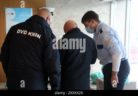 Feuerwehrleute übernehmen Antigen-Schnelltests in Sibenik, Kroatien am 10. Februar 2022. Die Verteilung von Antigentests bei COVID-19 an Schulen im Bezirk Sibenik-Knin hat begonnen. Das Ministerium für Wissenschaft und Bildung bereitet die Durchführung von Selbsttestmaßnahmen für Studenten vor. Die Tests werden auf freiwilliger Basis durchgeführt, werden von Eltern oder Erziehungsberechtigten der Schüler am Montag vor dem Unterricht durchgeführt, und ihr Hauptziel ist die Abschaffung des Maßes der Selbstisolation für alle Schüler mit negativen Ergebnissen. Der Gedanke ist, dass nur die Schüler, die die schnelle Te positiv finden Stockfoto