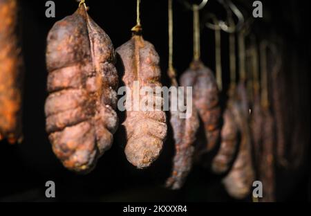 Kulen, geräucherte Wurst berühmte Delikatessen aus dem slawonischen Teil Kroatiens, hängen in der Räucherkammer in Osijek, Kroatien, am 14. Februar 2022. Foto: Emica Elvedji/PIXSELL Stockfoto