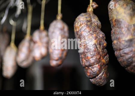 Kulen, geräucherte Wurst berühmte Delikatessen aus dem slawonischen Teil Kroatiens, hängen in der Räucherkammer in Osijek, Kroatien, am 14. Februar 2022. Foto: Emica Elvedji/PIXSELL Stockfoto