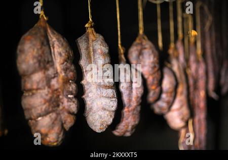 Kulen, geräucherte Wurst berühmte Delikatessen aus dem slawonischen Teil Kroatiens, hängen in der Räucherkammer in Osijek, Kroatien, am 14. Februar 2022. Foto: Emica Elvedji/PIXSELL Stockfoto