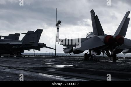 Während eines Besuchs in Split, Kroatien, am 14. Februar 2022, stehen an Bord des US-Flugzeugträgers USS Harry S. Truman der Nimitz-Klasse F-18-Jets an Deck. Foto: Milan Sabic/PIXSELL Stockfoto