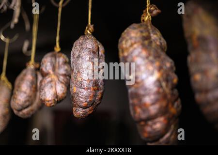 Kulen, geräucherte Wurst berühmte Delikatessen aus dem slawonischen Teil Kroatiens, hängen in der Räucherkammer in Osijek, Kroatien, am 14. Februar 2022. Foto: Emica Elvedji/PIXSELL Stockfoto