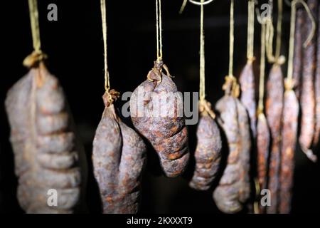 Kulen, geräucherte Wurst berühmte Delikatessen aus dem slawonischen Teil Kroatiens, hängen in der Räucherkammer in Osijek, Kroatien, am 14. Februar 2022. Foto: Emica Elvedji/PIXSELL Stockfoto