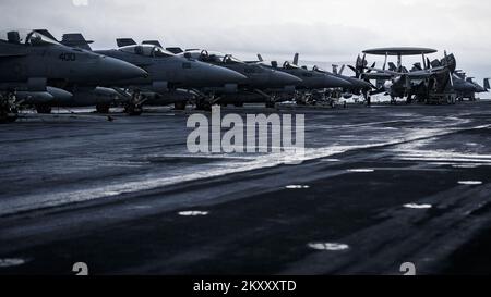 Während eines Besuchs in Split, Kroatien, am 14. Februar 2022, stehen an Bord des US-Flugzeugträgers USS Harry S. Truman der Nimitz-Klasse F-18-Jets an Deck. Foto: Milan Sabic/PIXSELL Stockfoto