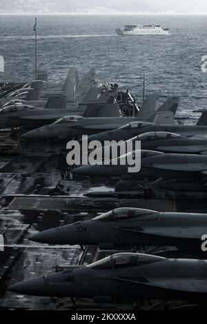 Während eines Besuchs in Split, Kroatien, am 14. Februar 2022, stehen an Bord des US-Flugzeugträgers USS Harry S. Truman der Nimitz-Klasse F-18-Jets an Deck. Foto: Milan Sabic/PIXSELL Stockfoto