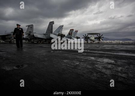 Während eines Besuchs in Split, Kroatien, am 14. Februar 2022, stehen an Bord des US-Flugzeugträgers USS Harry S. Truman der Nimitz-Klasse F-18-Jets an Deck. Foto: Milan Sabic/PIXSELL Stockfoto