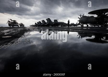 Während eines Besuchs in Split, Kroatien, am 14. Februar 2022, stehen an Bord des US-Flugzeugträgers USS Harry S. Truman der Nimitz-Klasse F-18-Jets an Deck. Foto: Milan Sabic/PIXSELL Stockfoto