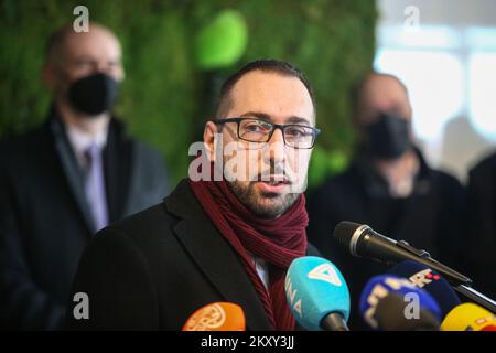 Der Bürgermeister von Zagreb Tomislav Tomasevic gibt am 23. Februar 2022 bei der Eröffnung der Seilbahn Sljeme in Zagreb, Kroatien, eine Erklärung ab. Die neue Sljeme-Seilbahn Zicara Sljeme, die Zagreb mit dem Gipfel von Sljemeâ€™auf dem Medvednica-Berg verbinden wird, wird eröffnet. Die Sljeme-Seilbahn bietet öffentliche Verkehrsmittel von der unteren Haltestelle im Stadtviertel Zagreb von Dolje bis zum Gipfel des Sljemeâ€™-Gipfels. Foto: Zeljko Hladika/PIXSELL Stockfoto