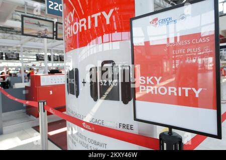 PRAG, TSCHECHISCHE REPUBLIK - 04. AUGUST 2015: flughafen von Prag Interior. Der internationale Flughafen von Prag ist der größte Flughafen der Tschechischen Republik Stockfoto