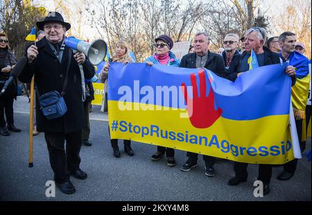 Vor der russischen Botschaft versammeln sich Menschen, um gegen den russischen Angriff auf die Ukraine in Zagreb, Kroatien, am 24. Februar 2022 zu protestieren. Foto: Josip Regovic/PIXSELL Stockfoto