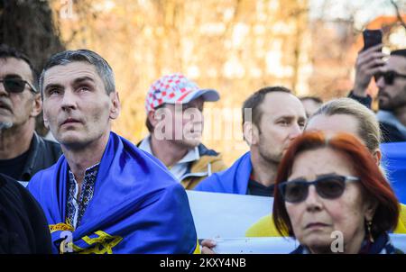 Vor der russischen Botschaft versammeln sich Menschen, um gegen den russischen Angriff auf die Ukraine in Zagreb, Kroatien, am 24. Februar 2022 zu protestieren. Foto: Josip Regovic/PIXSELL Stockfoto