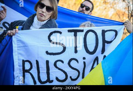 Vor der russischen Botschaft versammeln sich Menschen, um gegen den russischen Angriff auf die Ukraine in Zagreb, Kroatien, am 24. Februar 2022 zu protestieren. Foto: Josip Regovic/PIXSELL Stockfoto