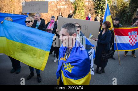 Vor der russischen Botschaft versammeln sich Menschen, um gegen den russischen Angriff auf die Ukraine in Zagreb, Kroatien, am 24. Februar 2022 zu protestieren. Foto: Josip Regovic/PIXSELL Stockfoto