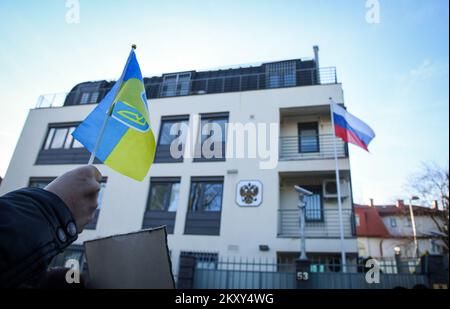 Vor der russischen Botschaft versammeln sich Menschen, um gegen den russischen Angriff auf die Ukraine in Zagreb, Kroatien, am 24. Februar 2022 zu protestieren. Foto: Josip Regovic/PIXSELL Stockfoto