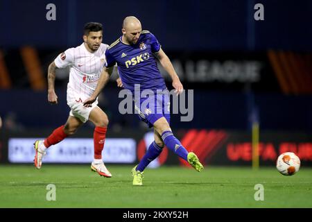 ZAGREB, KROATIEN – FEBRUAR 24: Josip Misic von Dinamo Zagreb in Aktion während des Spiels UEFA Europa League Knockout Round Play-offs Leg 2 zwischen Dinamo Zagreb und dem FC Sevilla im Maksimir Stadium am 24. Februar 2022 in Zagreb, Kroatien. Foto: Igor Kralj/PIXSELL Stockfoto