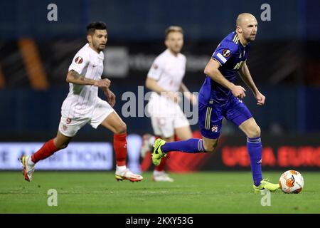 ZAGREB, KROATIEN – FEBRUAR 24: Josip Misic von Dinamo Zagreb in Aktion während des Spiels UEFA Europa League Knockout Round Play-offs Leg 2 zwischen Dinamo Zagreb und dem FC Sevilla im Maksimir Stadium am 24. Februar 2022 in Zagreb, Kroatien. Foto: Igor Kralj/PIXSELL Stockfoto