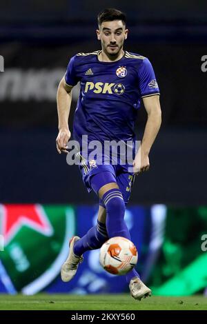 ZAGREB, KROATIEN - FEBRUAR 24: Josip Sutalo von Dinamo Zagreb spielt mit dem Ball während des Spiels UEFA Europa League Knockout Round Play-offs Leg 2 zwischen Dinamo Zagreb und dem FC Sevilla im Maksimir Stadium am 24. Februar 2022 in Zagreb, Kroatien. Foto: Igor Kralj/PIXSELL Stockfoto