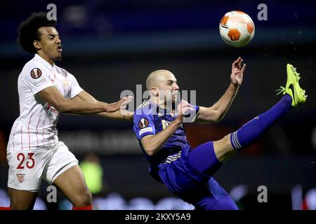 ZAGREB, KROATIEN – FEBRUAR 24: Josip Misic von Dinamo Zagreb wird vom FC Sevilla während des Spiels UEFA Europa League Knockout Round Play-offs Leg 2 zwischen Dinamo Zagreb und Sevilla im Maksimir Stadium am 24. Februar 2022 in Zagreb, Kroatien, herausgefordert. Foto: Igor Kralj/PIXSELL Stockfoto