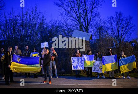 Vor der russischen Botschaft versammeln sich Menschen, um gegen den russischen Angriff auf die Ukraine in Zagreb, Kroatien, am 24. Februar 2022 zu protestieren. Foto: Josip Regovic/PIXSELL Stockfoto