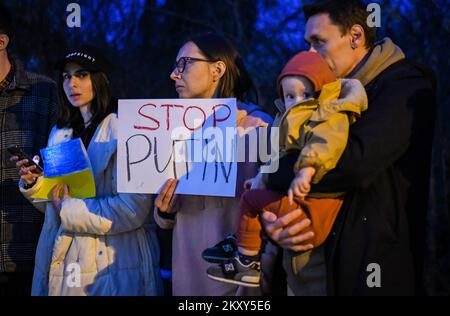 Vor der russischen Botschaft versammeln sich Menschen, um gegen den russischen Angriff auf die Ukraine in Zagreb, Kroatien, am 24. Februar 2022 zu protestieren. Foto: Josip Regovic/PIXSELL Stockfoto