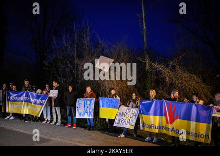 Vor der russischen Botschaft versammeln sich Menschen, um gegen den russischen Angriff auf die Ukraine in Zagreb, Kroatien, am 24. Februar 2022 zu protestieren. Foto: Josip Regovic/PIXSELL Stockfoto