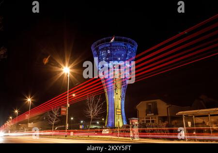 Der Wasserturm Vukovar - ein Symbol der kroatischen Einheit, erleuchtet in den Farben der ukrainischen Flagge als Zeichen der Unterstützung für die Ukrainer, in Zagreb, Kroatien, am 24. Februar 2022. Foto: Miroslav Slafhauzer/PIXSELL Stockfoto