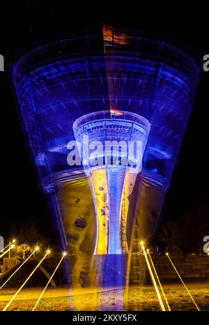 Der Wasserturm Vukovar - ein Symbol der kroatischen Einheit, erleuchtet in den Farben der ukrainischen Flagge als Zeichen der Unterstützung für die Ukrainer, in Zagreb, Kroatien, am 24. Februar 2022. Foto: Miroslav Slafhauzer/PIXSELL Stockfoto