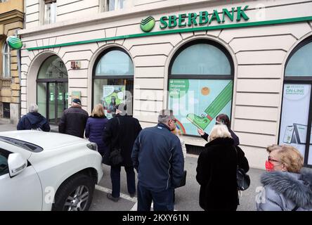 Die Bürger warten am 25. Februar 2022 in der Schlange vor der russischen Bank Sberbank in Zagreb, Kroatien. Der gestrige Angriff Russlands auf die Ukraine hat in allen Lebensbereichen sowie im Bereich der Einlagenversicherung Besorgnis ausgelöst, insbesondere in Bezug auf russische Banken, die auf dem Territorium der Republik Kroatien tätig sind. Foto: Marko Prpic/PIXSELL Stockfoto