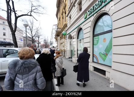 Die Bürger warten am 25. Februar 2022 in der Schlange vor der russischen Bank Sberbank in Zagreb, Kroatien. Der gestrige Angriff Russlands auf die Ukraine hat in allen Lebensbereichen sowie im Bereich der Einlagenversicherung Besorgnis ausgelöst, insbesondere in Bezug auf russische Banken, die auf dem Territorium der Republik Kroatien tätig sind. Foto: Marko Prpic/PIXSELL Stockfoto