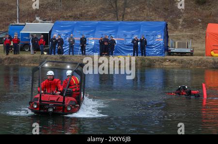 Internationale Wasserrettungsübung Plitvicer Seen 2022. Fand am 25. Februar 2022 auf den Plitvicer Seen in der Nähe von Gospic, Kroatien, statt. Die Präsentation der Fähigkeiten und neuen Technologien der spezialisierten Tauchgruppe innerhalb des Wasserrettungsmoduls der staatlichen Katastrophenschutzeinsatzeinheit der Direktion Katastrophenschutz des Innenministeriums fand am Fluss Korana in der Nähe der Plitvicer Seen statt. Im Demonstrationsteil der Übung führten Mitglieder der spezialisierten Tauchgruppe der staatlichen Einsatzeinheit CZ und das Tauchteam der Republik Slowenien die Suche vor Stockfoto